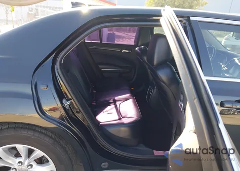 2015 Chrysler 300 Limited z USA, uszkodzony, nr VIN 2C3CCAAG8FH931974